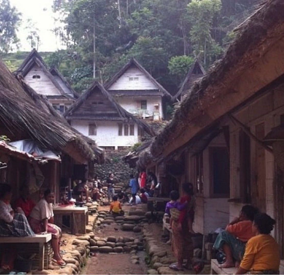 Kampung naga di desa neglasari kecamatan salawu kabupaten tasikmalaya jawa barat menjadi salah satu kampung adat yang hingga kini masih ketat menjaga tradisi leluhur
